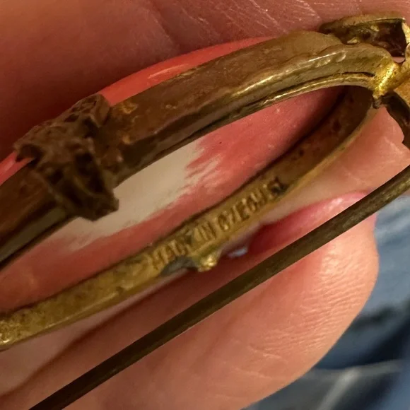 Vintage pink coral oval stone brooch set in gold tone hardware Czech - Picture 13 of 13